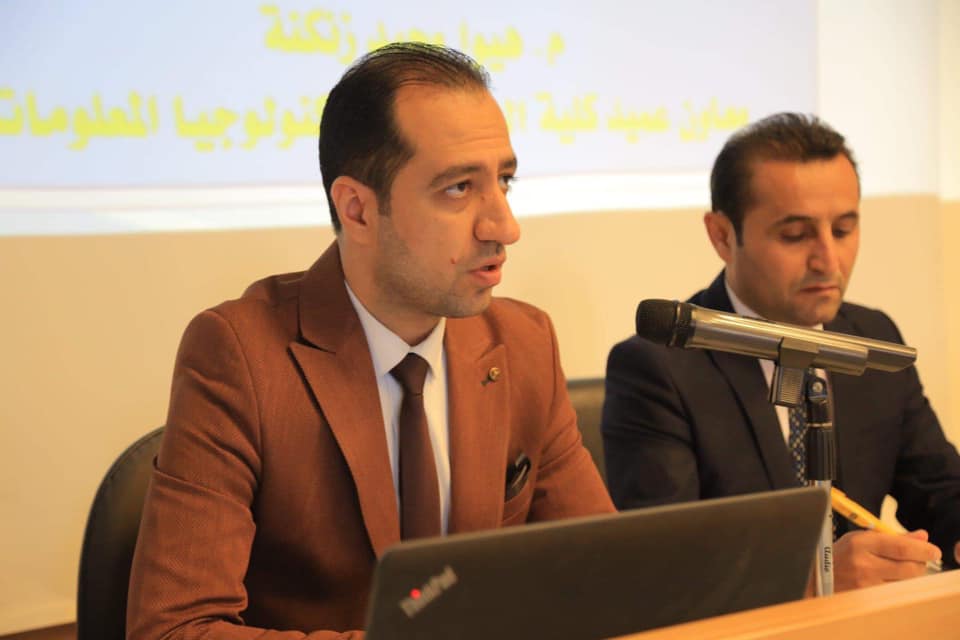 The head of the department meets with college students to clarify the new decisions